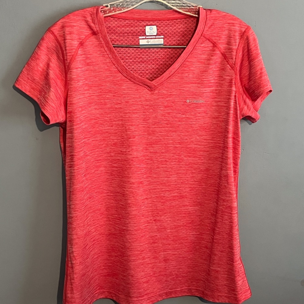 SELLING COLUMBIA T-SHIRT SIZE MEDIUM COLOR MANDARIN/ORANGE PRE-OWNED CONDITION